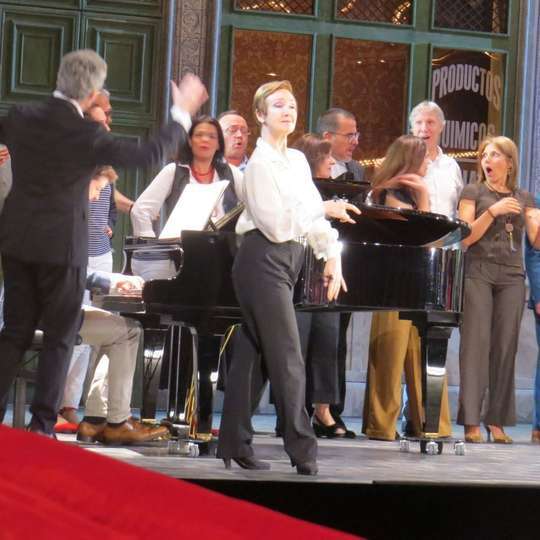 Actuación del elenco artístico del Teatro de la Zarzuela
