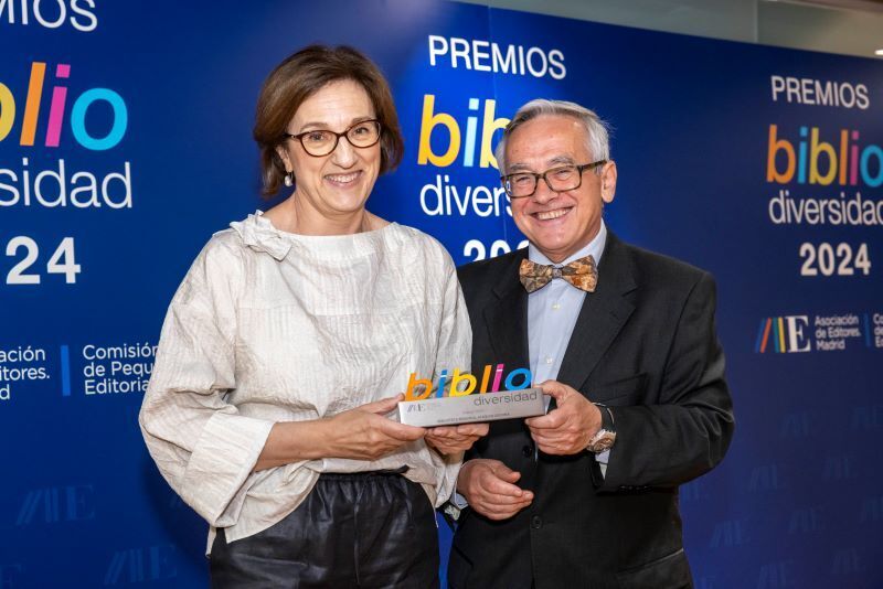 Eulalia Iglesias Matas (Bib. Regional Joaquín Leguina) y Manuel González (presidente de la AEM)
