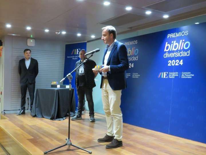 Miguel Oliver con el Premio a Metro de Madrid