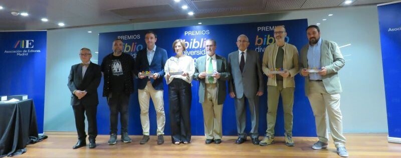 Los galardonados junto a Manuel González (presidente AEM) y el presentador José Luis del Río (Apache Libros)