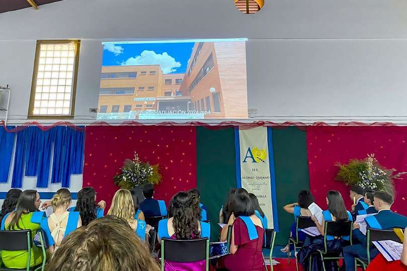 Disfrutando de un vídeo con recuerdos del alumnado graduado