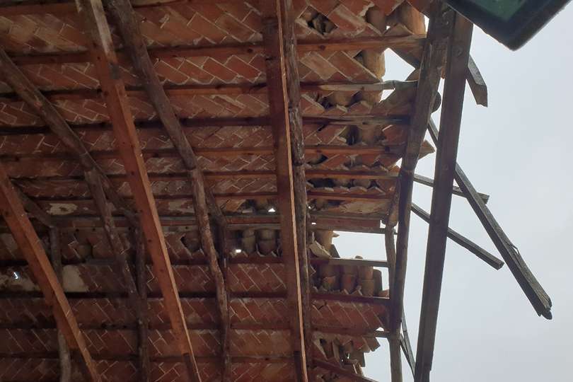Detalle del estado de la cubierta junto a la parte que ya se había derrumbado