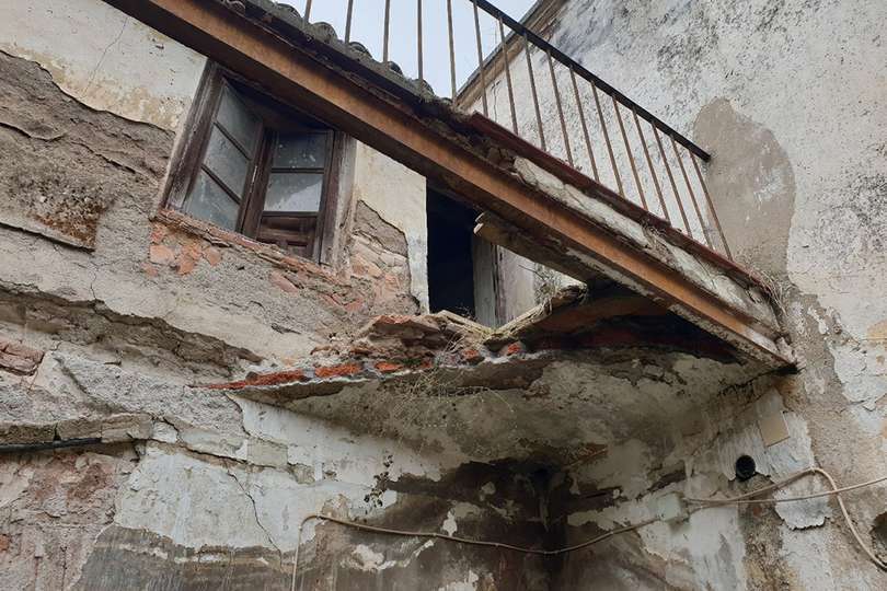 Restos de lo que fue un corredor descubierto que unía tres de los lados del patio de luces del edificio, derrumbado con el paso de los años en su práctica totalidad