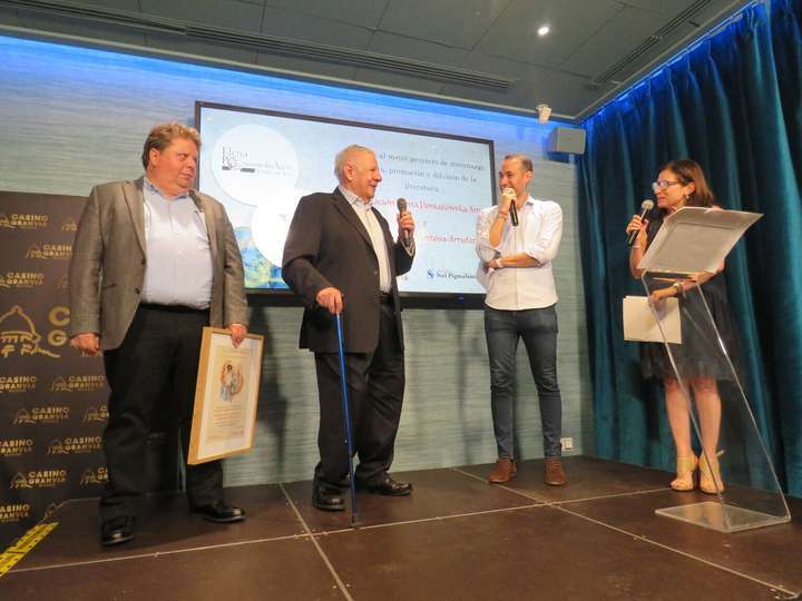 Con el micrófono, Jorge Ortega Arroyo