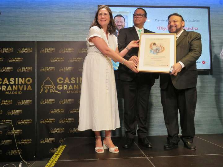Raquel Delgado, Juan Bolivar - embajador de la República Dominicana- y Miguel Reyes Sánchez