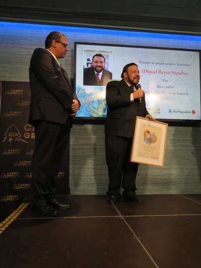 Miguel Reyers Sánchez junto al embajador de la República Sominicana, Juan Bolivar