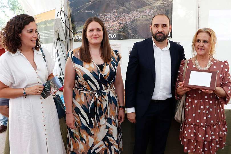 Entrega de placa conmemorativa a la alcaldesa de Solana del Pino