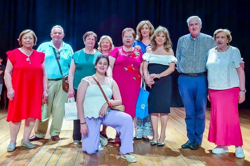 Artífices de la representación del sainiete, junto con munícipes del Ayuntamiento