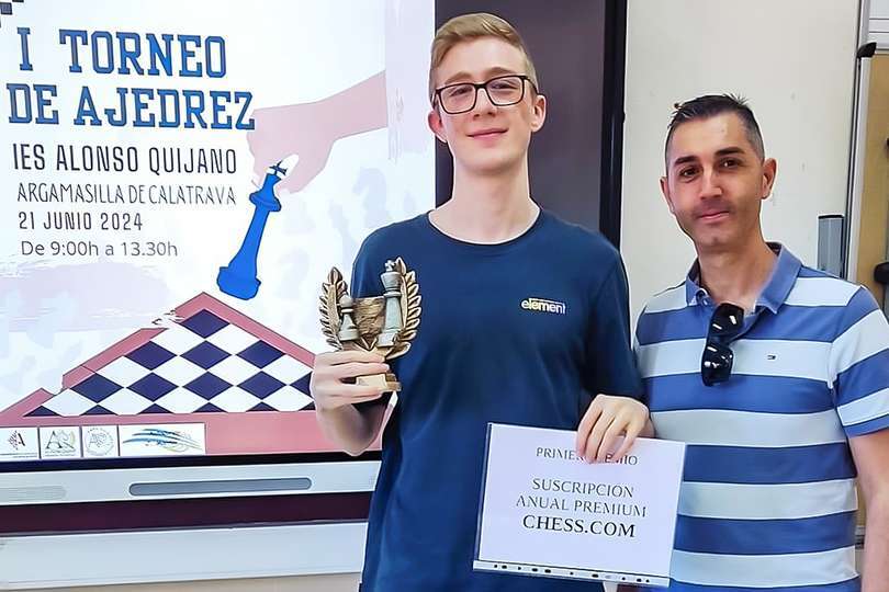 El ganador del evento, junto al edil de Deportes
