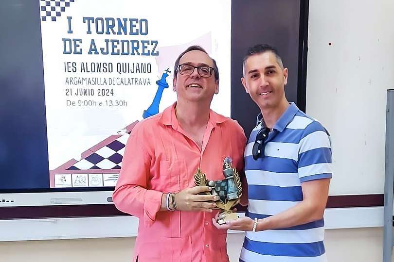 Entregando uno de los trofeos