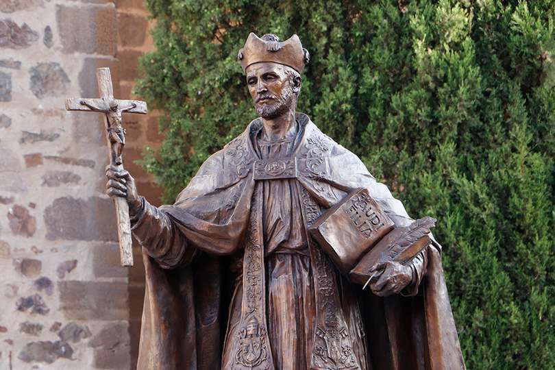 En su nueva representación, con atributos de Doctor de la Iglesia, san Juna de Avila sostiene el crucifijo y su obra _Audi Filia_