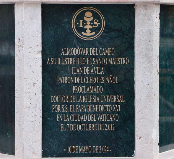 Inscripción en el pedestal para contextualizar la imagen que preside la Plaza de la Trinidad