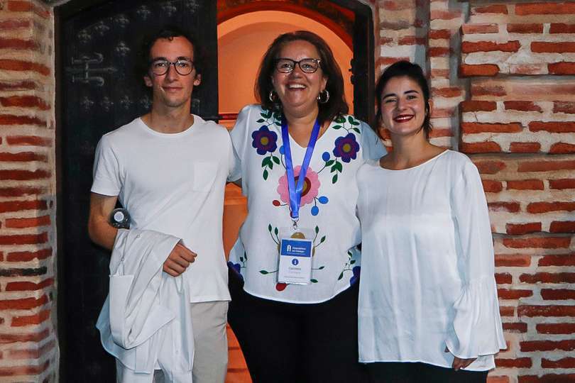 Guía e interpretes, satisfechos al término de una de las visitas