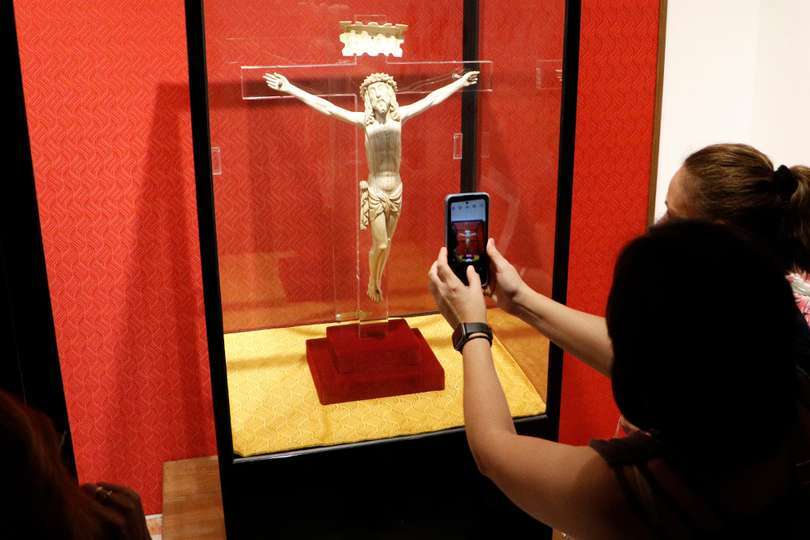 Los visitantes también quedan prendados del 'Cristo de Marfil'