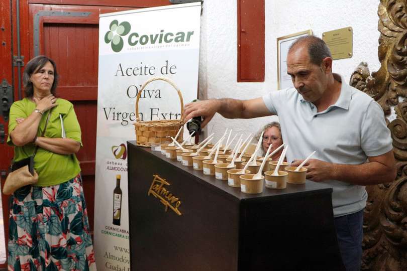 Ultimando la tapa con que COVICAR deja el regusto final en la pinacoteca almodovareña