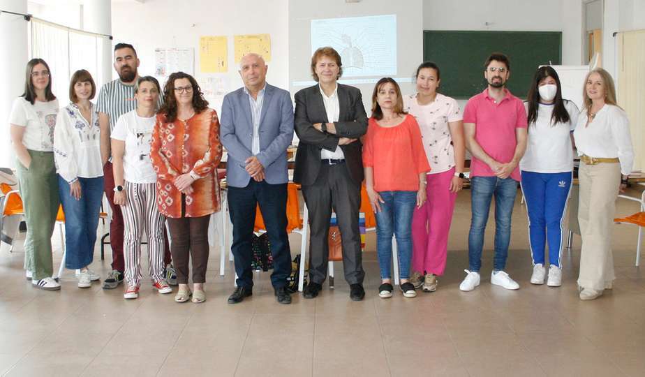 Un momento durante la visita del delegado, acompañado por el alcalde de Aldea del Rey, Cándido Barba