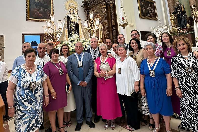 Integrantes de las directivas de las hermandades de la patrona, posando junto al alcalde