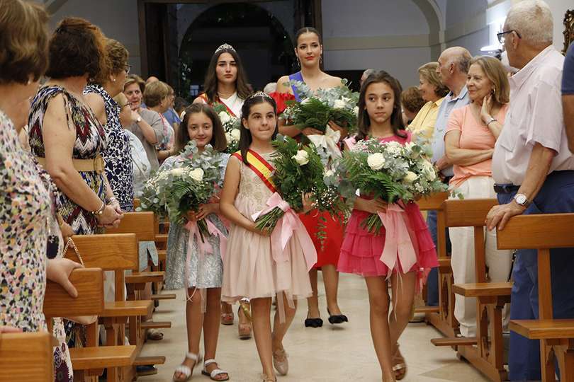 Reinas y damas encabezaron la entrada a la iglesia del Carmen en la ofrenda floral