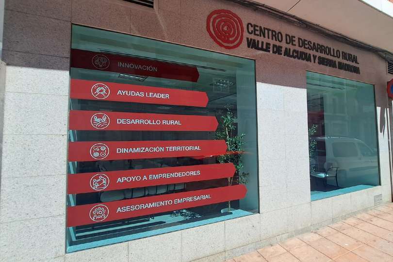 Parte de la fachada que alberga el local con entrada por calle Darro