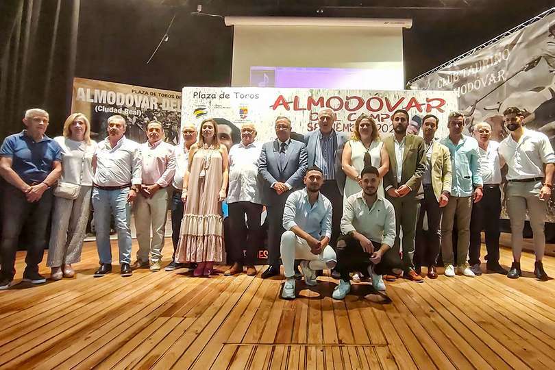 Foto de familia tras la presentación de los carteles