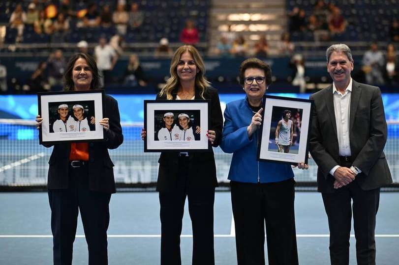 Conchita Martinez y Arancha Sánchez Vicario, pentacampeonas de la ahora llamada Billie Jean King Cup, con Biliie Jean King y David Haggerty, presidente de la ITF