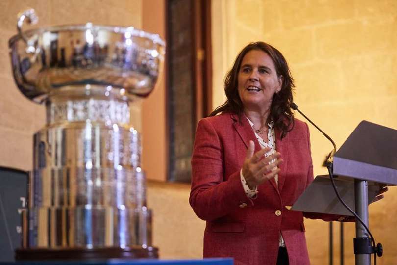 Conchita Martinez junto a la copa Billie Jean King
