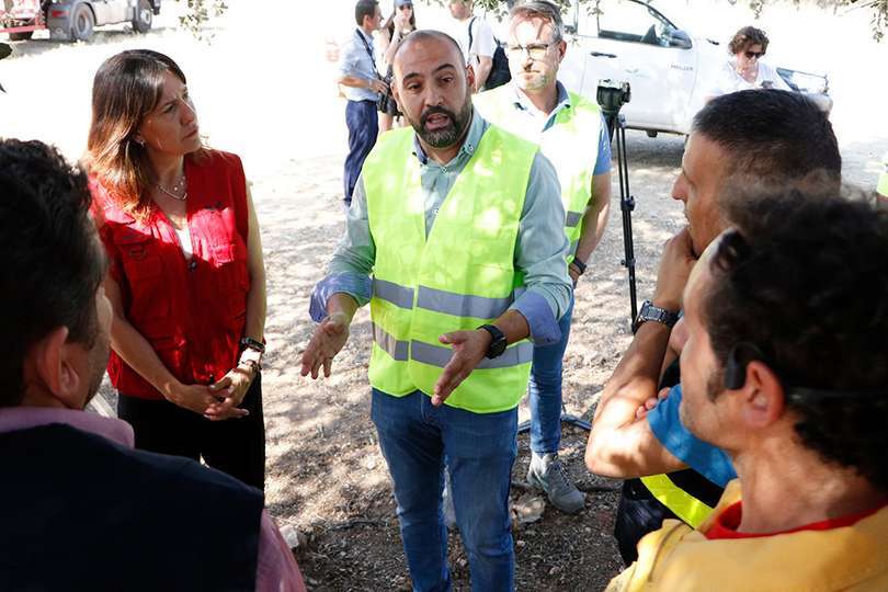 Jesús Ruiz conversa con técnicos en presencia de la delegada provincial