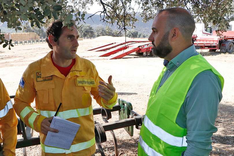 Ruiz conversa con el director técnico del operativo INFOCAM
