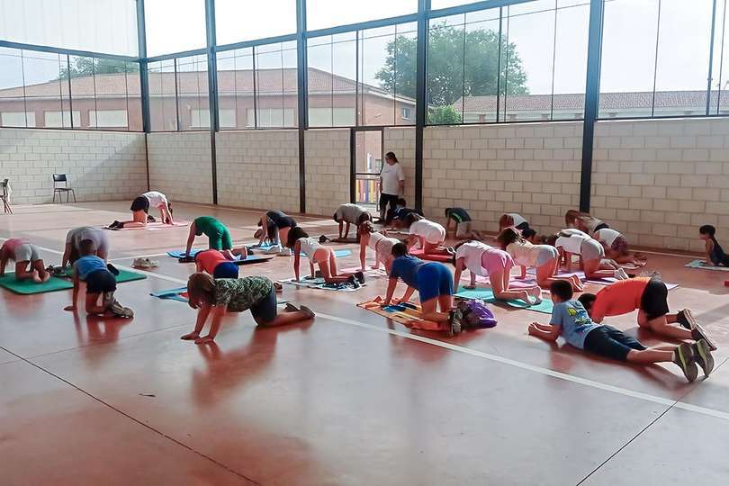 Actividad de yoga en el flamante pabellón del _Rodríguez Marín_