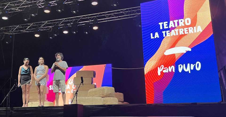 Antonio Laguna, director de la Teatrería con las presentadoras del acto