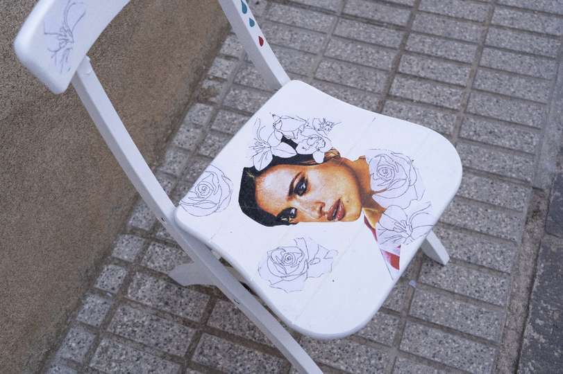 Silla decorada por las vecinas de la exposición en la Calle General Aguiler de Calzada de Calatrava