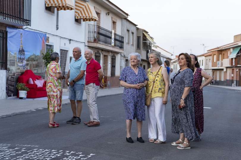 Un grupo de vecinos, en la Calle General Aguilera