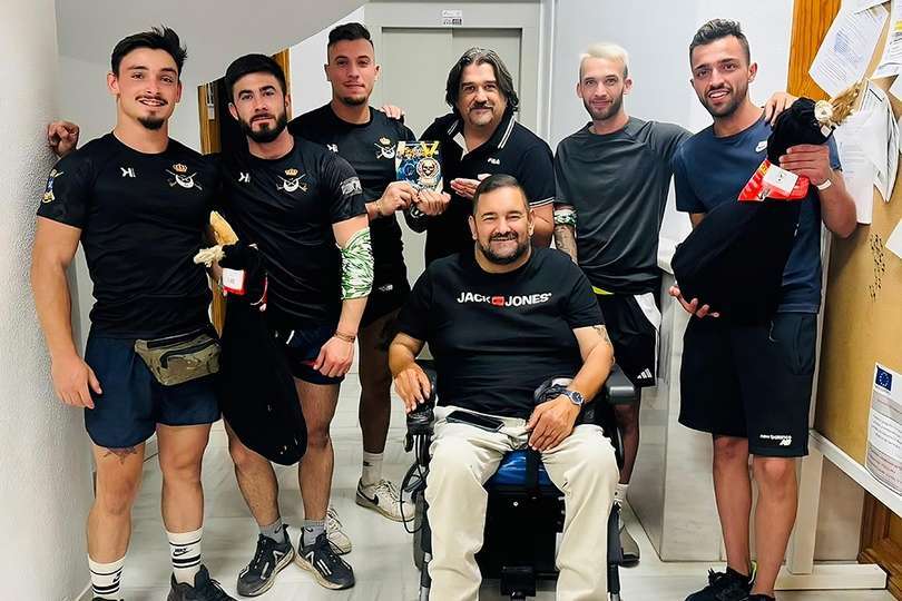 Con los equipos ganadores