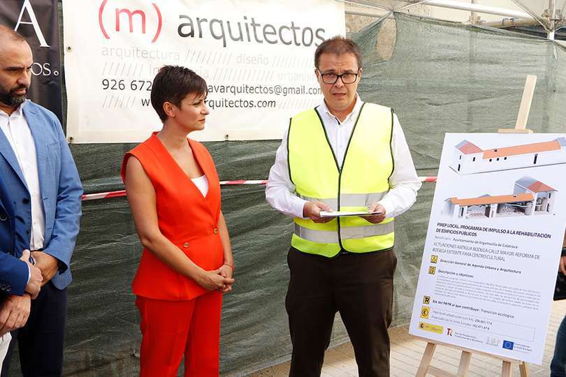 El arquitecto Manuel Artuñedo, dando cuenta del proyecto de remodelación