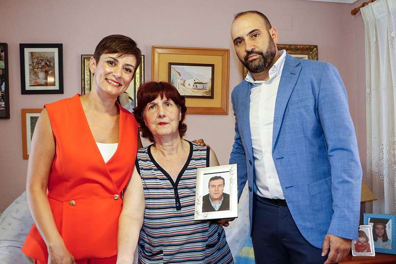 Junto a la viuda de Eladio López, en el domicilio familiar
