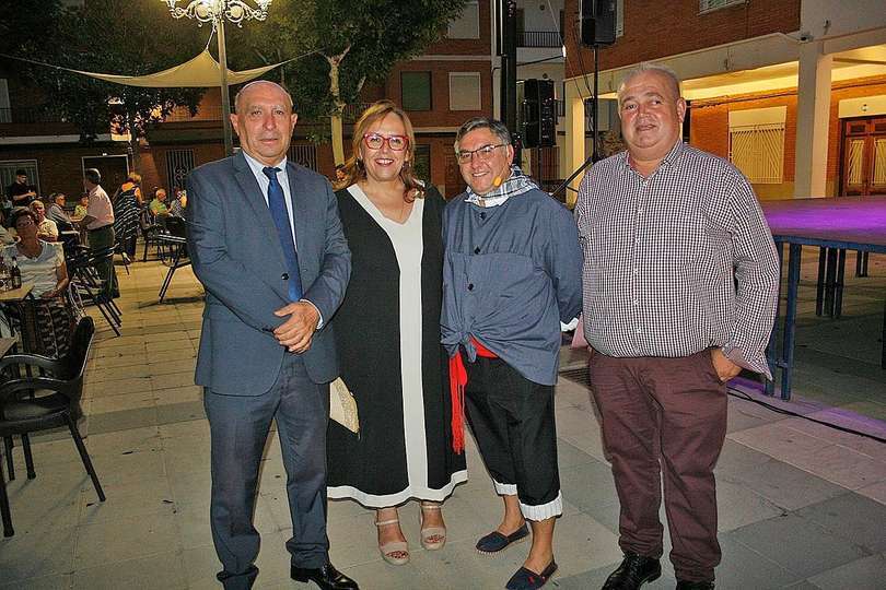 El alcalde de Aldea del Rey, Cándido Barba, acompañado por la Viceconsejera de Cultura, Carmen Teresa Olmedo