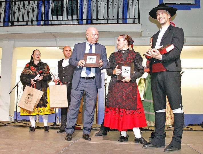 El alcalde de Aldea del Rey, Cándido Barba, mostrando el obsequio de uno de los grupos participantes en el IV Festival de Folklore