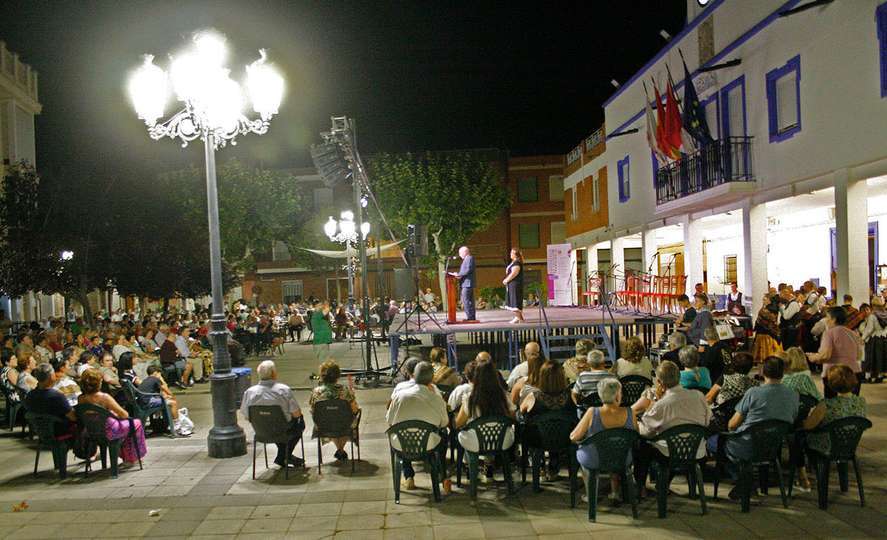 La Plaza de España estaba abarrotada de un público totalmente entregado al Festival de Folklore de Aldea del Rey