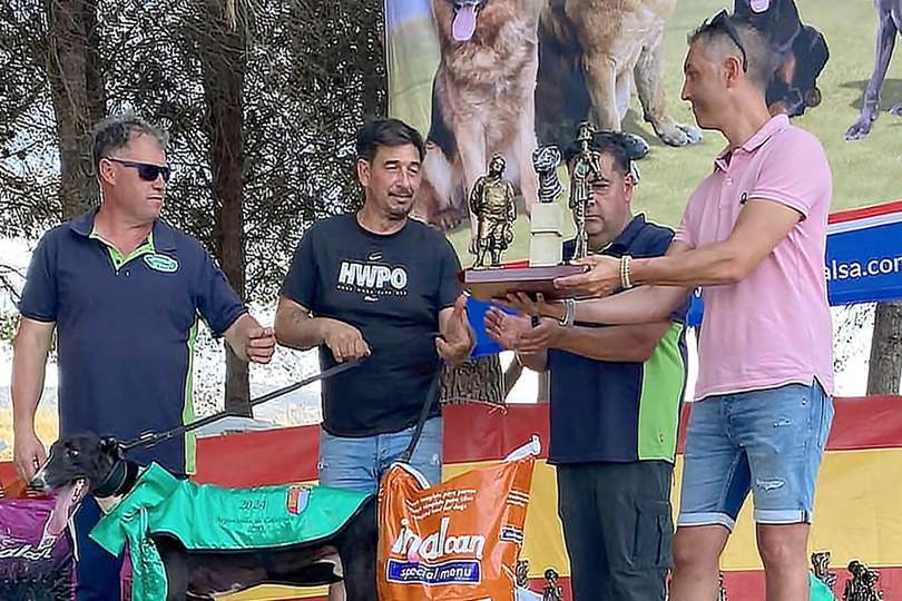 Álvaro Calso, entregando uno de los premios