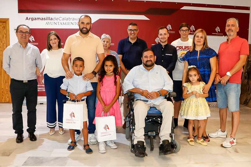 Posado de familia en la recepción institucional de anoche