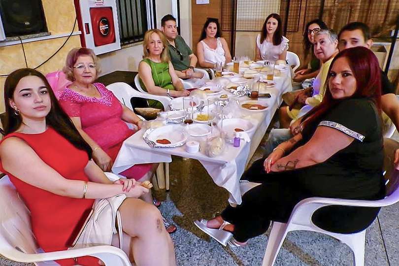 Mesa en la que María Josefa Arévalo Jiménez está acompañada por familiares