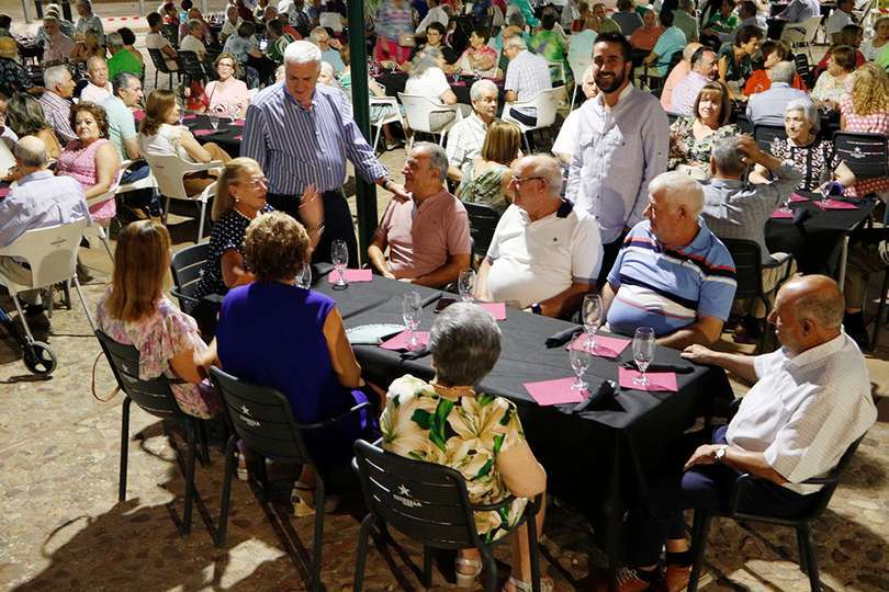 El alcalde, saludando a un grupo de comensales