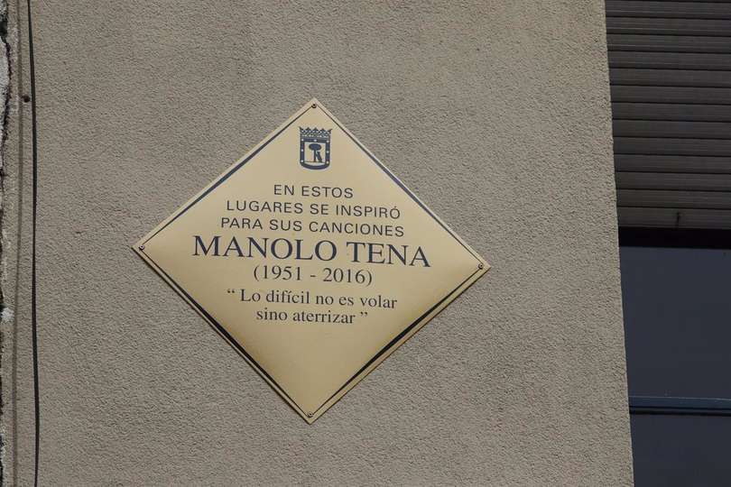 Placa homenaje a Manolo Tena