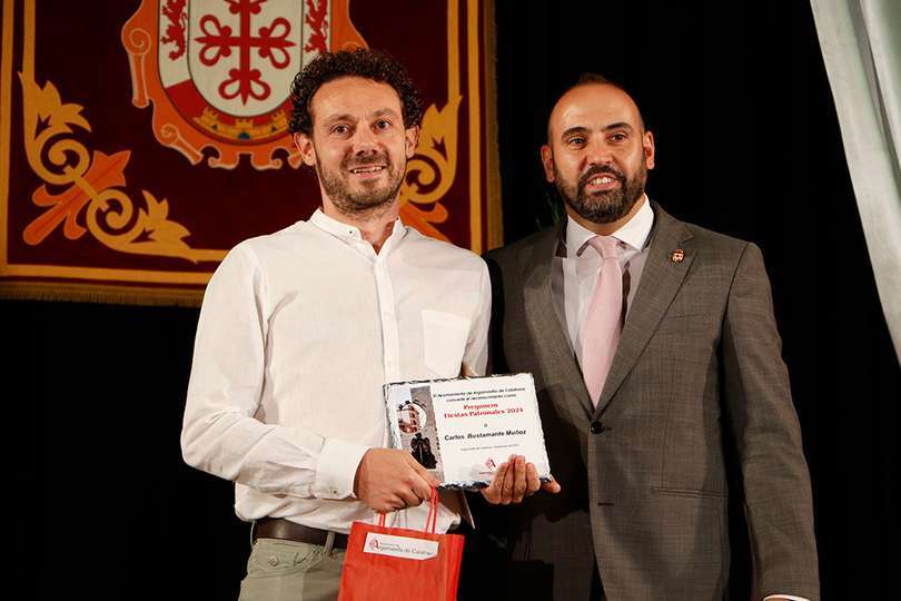 Carlos Bustamante Muñoz, tras recibir del alcalde la placa de recuerdo por su intervención