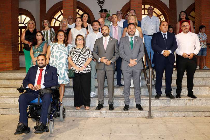 Foto de familia de autoridades y demás invitadas, en la escalinata consistorial