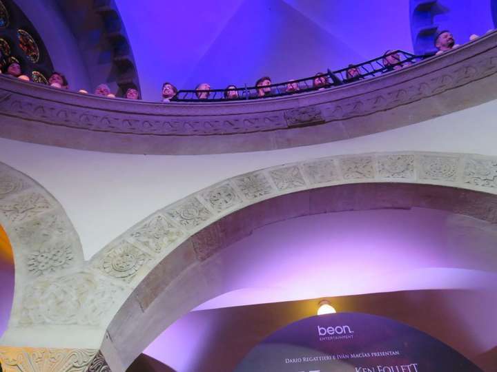El parte superior de la iglesia parte del elenco de la obra presentada