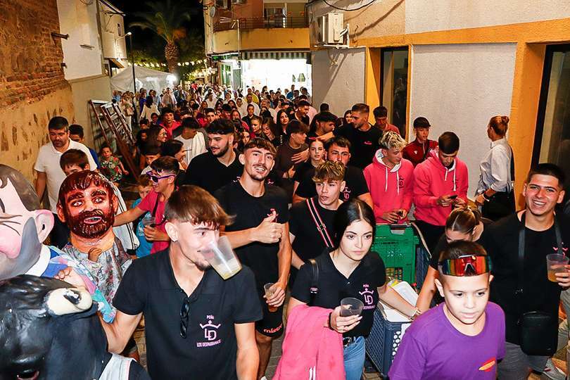 Cientos de peñistas desfilaron con sus respectivos grupos