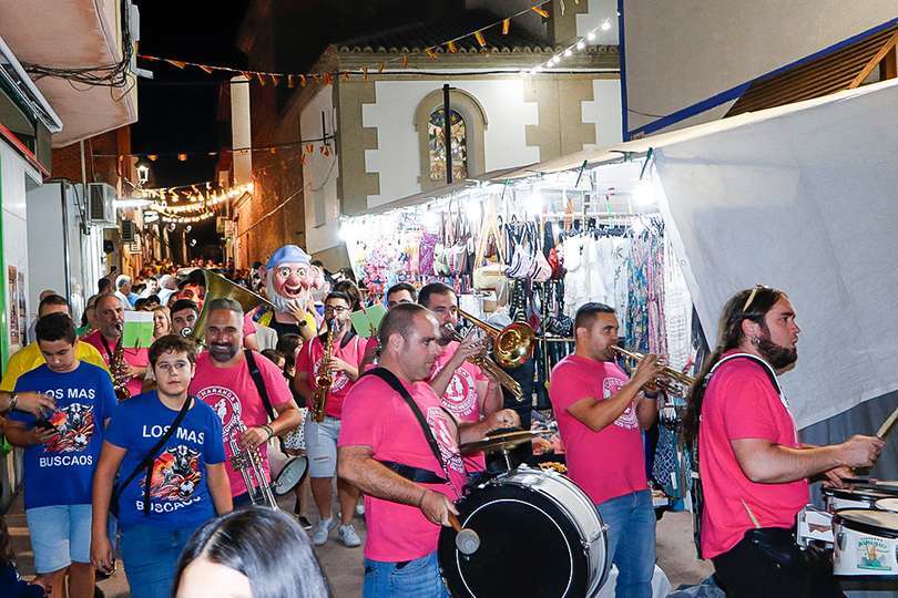 La Charanga _Los Mancheguitos_ se dejó la piel en el pasacalles previo a la inauguración