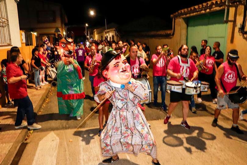 Los cabezudos volvieron un año más a poner el punto socarrón a la inauguración festiva