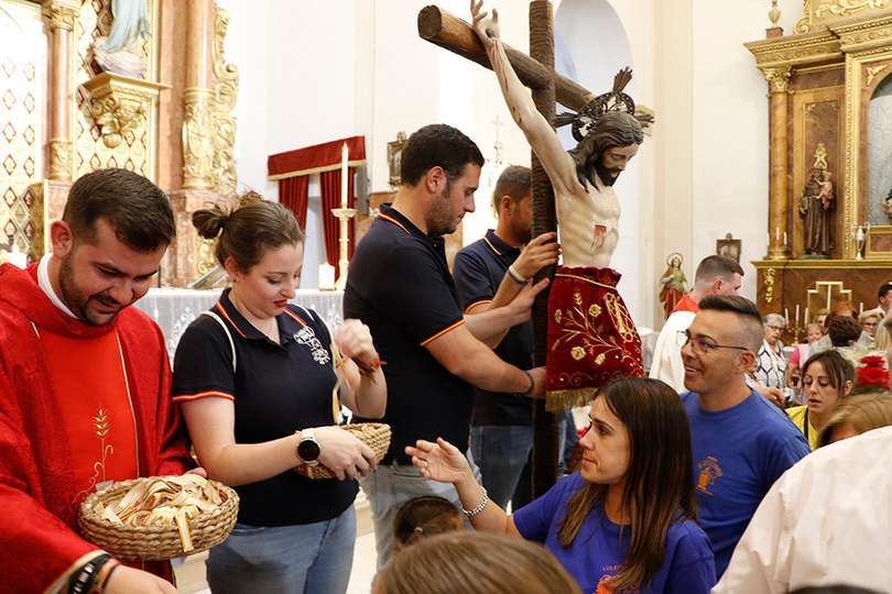 Los feligreses también recibieron una pulsera de tela del Cristo de Orense